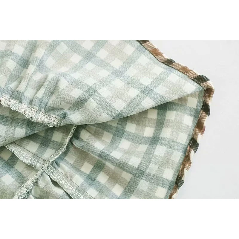 Женское платье с оборками клетчатое мини длинным рукавом и круглым вырезом