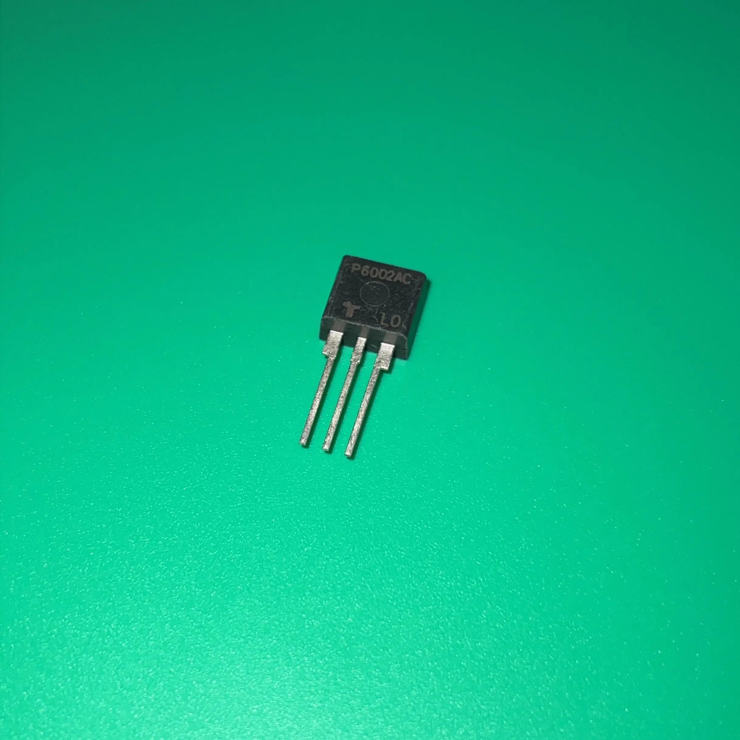 

5pcs/lot P6002ACL TO-220 P6002AC L THYRISTOR 275V/550V 400A TO220-3 P6002 6002 P 6002ACL