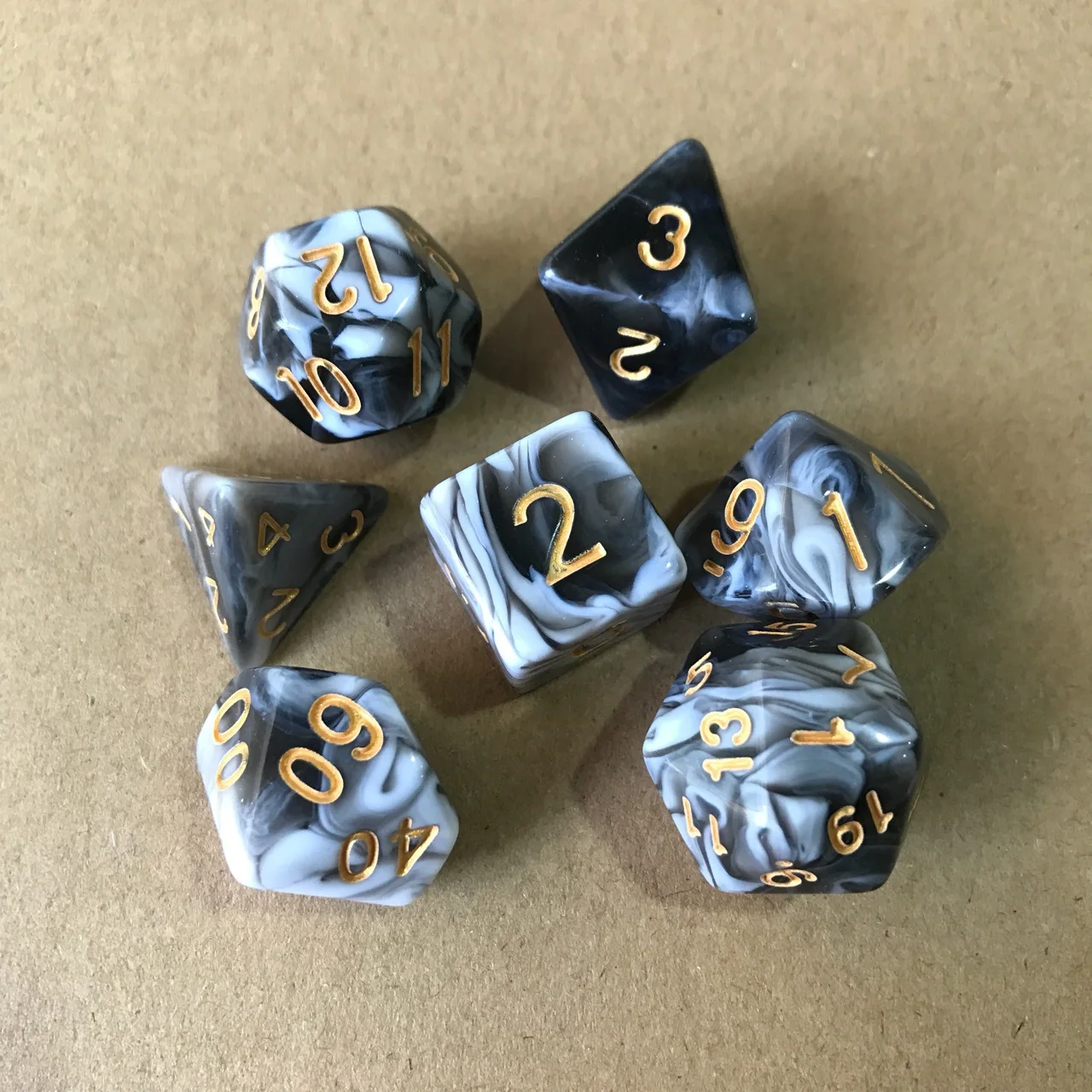 7 шт./лот многогранные кости из смолы d& d d4 d6 d8 d10 d% d12 d20 многогранные TRPG игры кубик для настольной игры - Цвет: 19