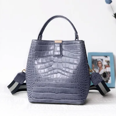 AKAKCOCO женская сумка Новая модная кожаная сумка через плечо женская сумка из воловьей кожи для путешествий - Цвет: Синий