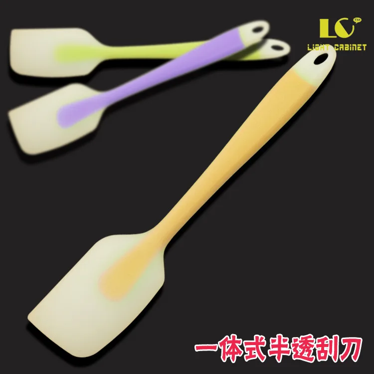 Currently Available Wholesale Translucent FDA Silica Gel Large Size One-piece Scraper Cake Scraper Baking Tool