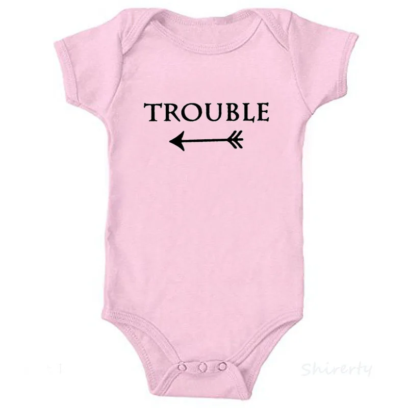 Trouble-Pink Одежда для маленьких девочек и мальчиков с двойным и беспокойным принтом; хлопковый летний комбинезон с короткими рукавами; одежда для малышей; комбинезон унисекс - Цвет: Trouble-Pink