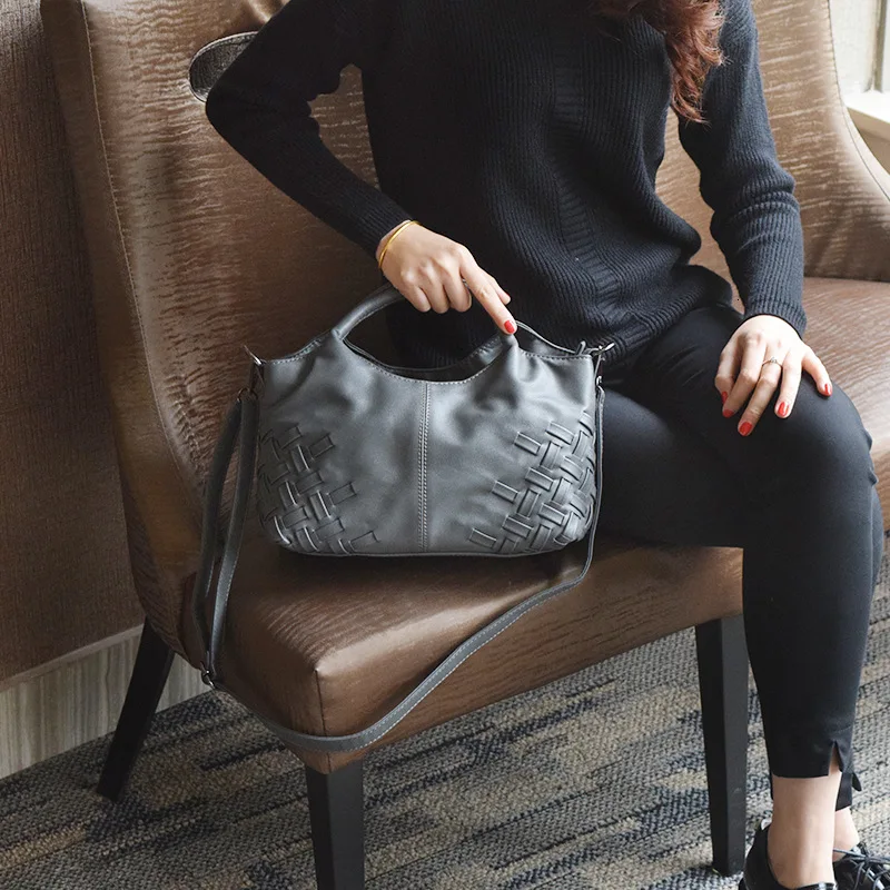 

Woman Concise Weave Single Shoulder