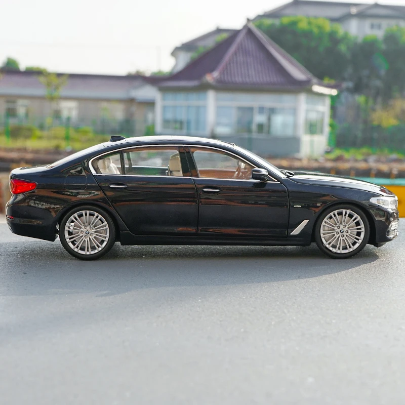 Оригинальная Заводская литая под давлением 1:18 B MW Новая модель автомобиля 5 серии