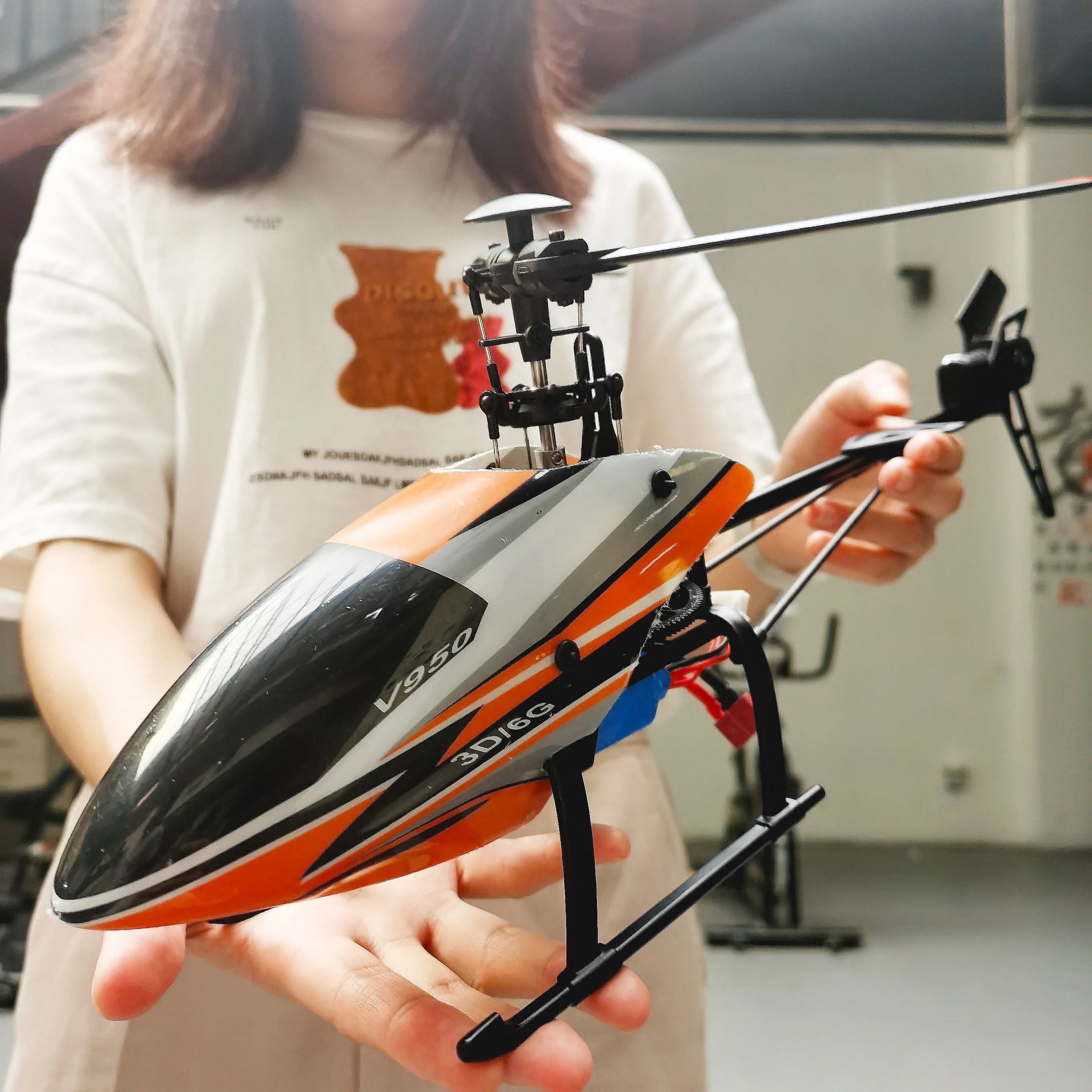 

WLtoys V950 RC Plane Big Helicopter 2.4G 6CH 3D6G System Brushless Flybarless RC Helicopters RTF Remote Control Toys for Boys