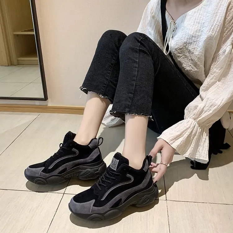Женская обувь с высоким берцем; коллекция года; Сезон Зима; модная женская обувь из черного флока; теплая брендовая повседневная обувь; женские кроссовки на платформе