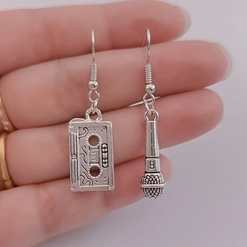 Кассеты и серьги с микрофоном кассетной лентой музыкальной символикой