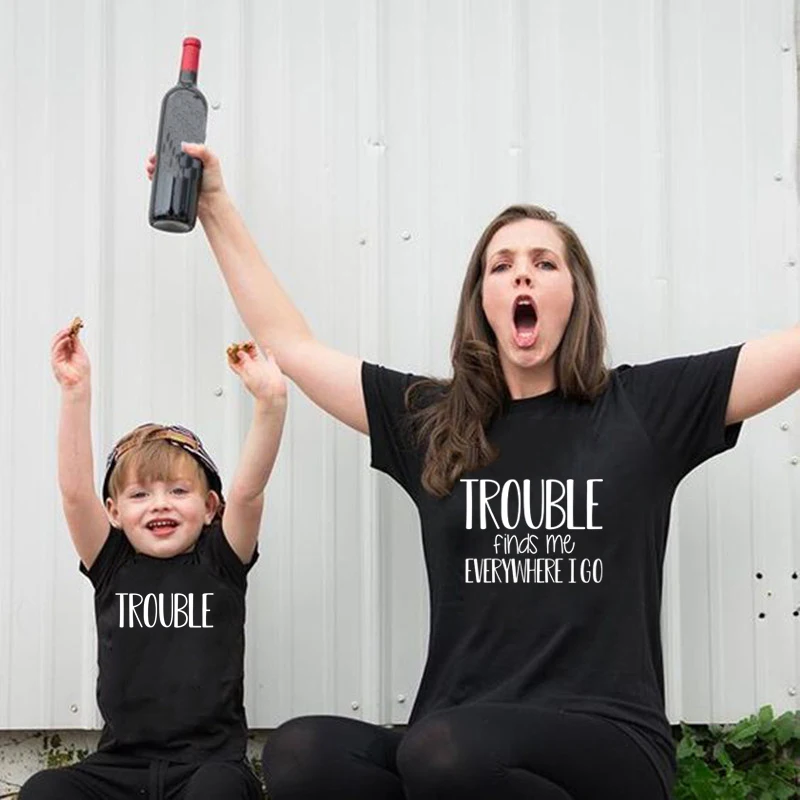 1 Uds mamá y problemas camisas problemas Me encuentra en todas partes mamá y bebé chico encuentro camisetas de Verano de la familia mira