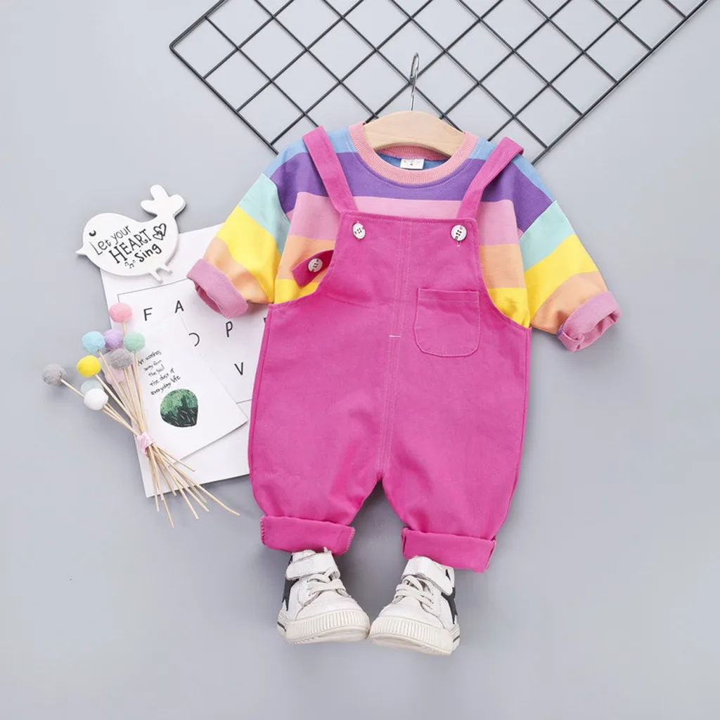 Футболка в радужную полоску для маленьких девочек; штаны на подтяжках с крыльями; комплект одежды; удобный хлопковый комплект одежды для маленьких детей