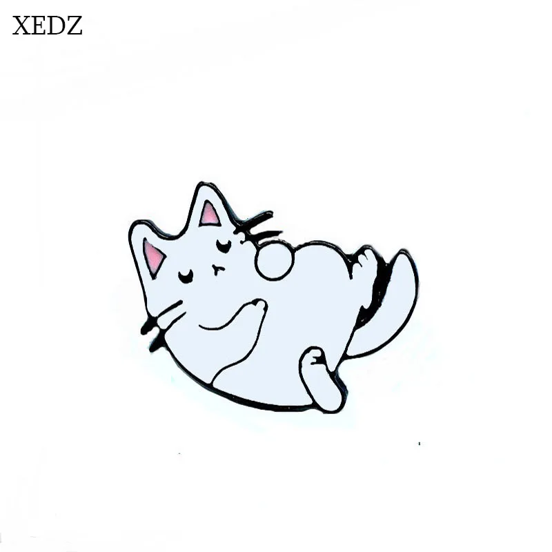 XEDZ, новинка, белая брошь в виде котика, клубники, модная, персональная, милая, мультяшная кошка, различные формы, значок, джинсовая одежда, подвеска, подарок