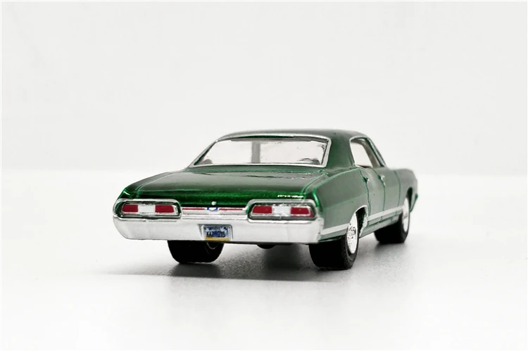 Зеленый светильник 1: 64 Chevrolet Impala Sport Sedan 1967 бутик сплава автомобиля игрушки для детей Детские игрушки модель оптом