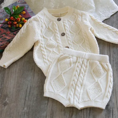 Вязаный свитер для маленьких мальчиков и девочек; комплект одежды; топы и шорты; комплект из 2 предметов; осенне-зимняя вязаная новая модная одежда для малышей