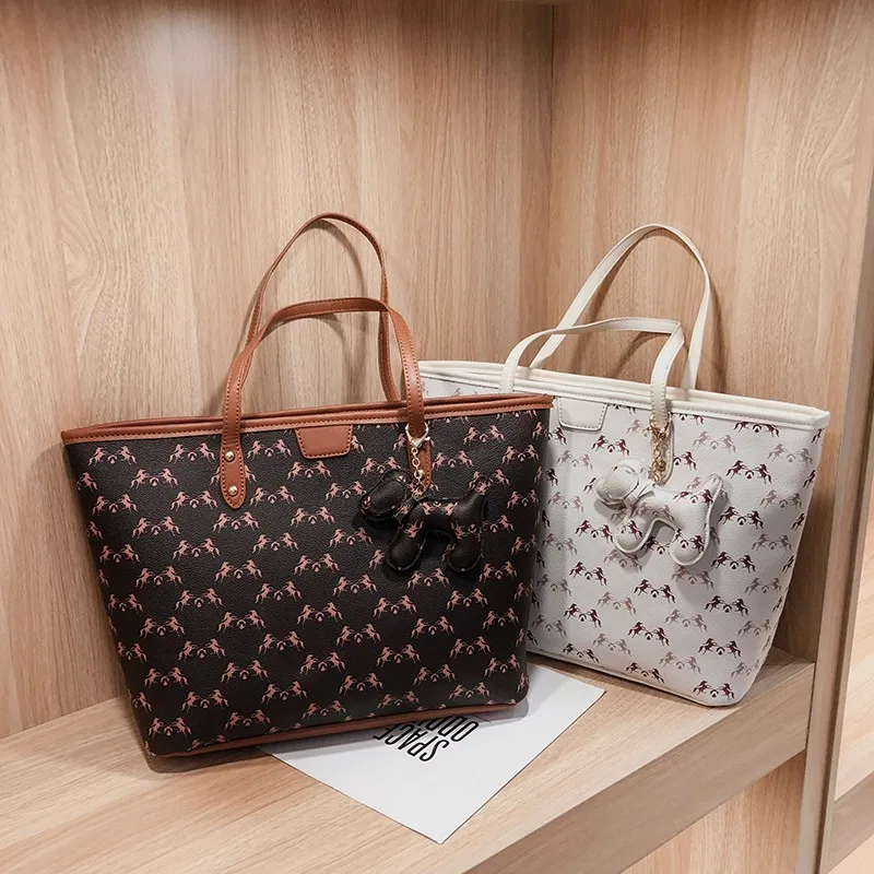 Women Tote Bag,large Capacity Horse Print Shoulder Pu Bag,18/15 Inch
