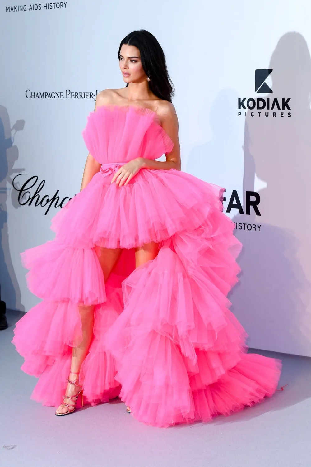 Kendall Jenner Fuchsia Prom Dresses High Low Strapless Tiered Pleat Tulle Evening Celebrity Gowns 2022 Formal Party Dresses New