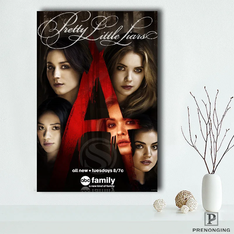 Холст постер из шелковой ткани плакат надписью Pretty Little Liars и Топ Гостиная @ 190418-29 |