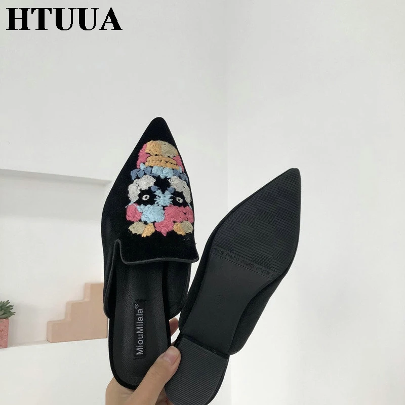 HTUUA/Туфли-сабо из флока с цветочной вышивкой; Женская Осенняя пикантная обувь черного цвета на небольшом квадратном каблуке; слипоны с острым носком; SX3338