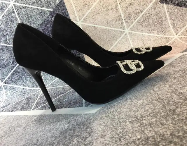 Moraima Snc женские туфли на тонком каблуке; пикантные вечерние туфли с острым носком, украшенные кристаллами и пряжкой; вечерние туфли на каблуке из черной замши