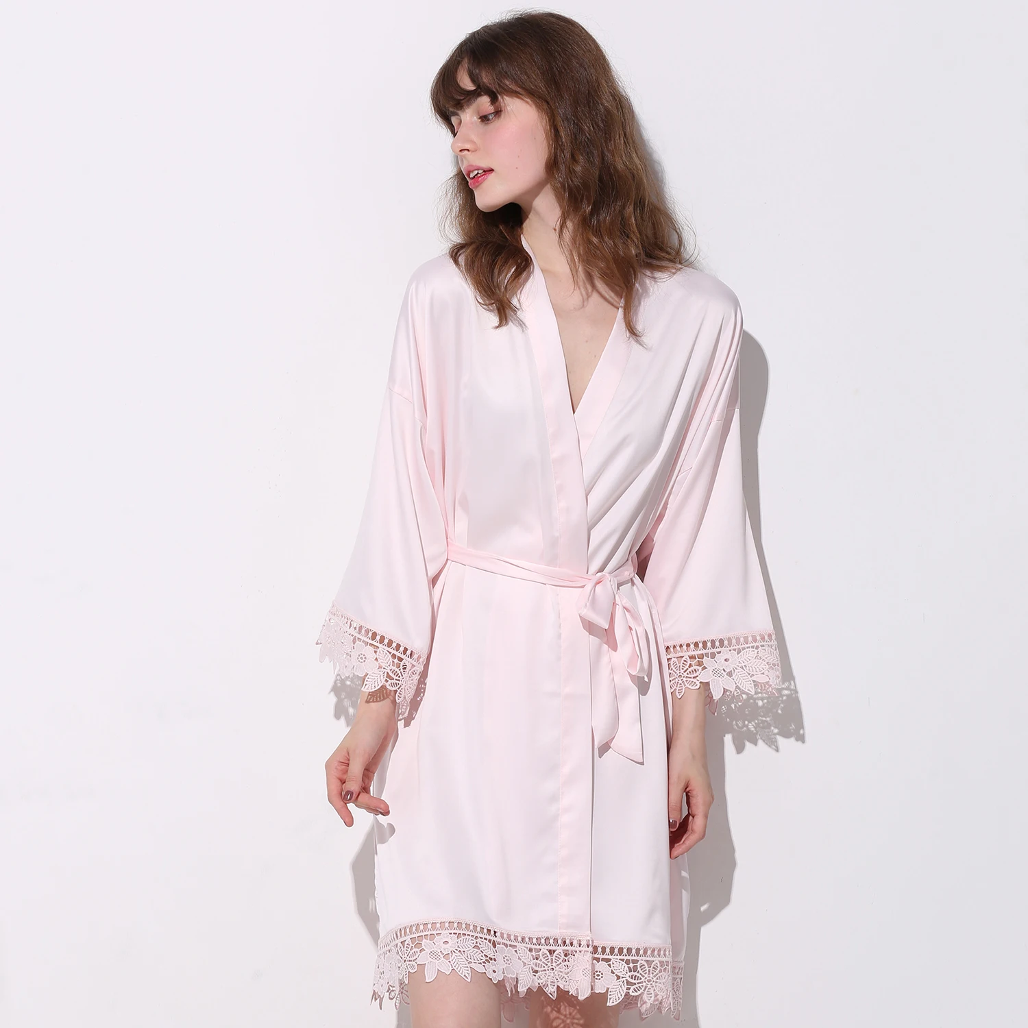 light pink with prin Пользовательские текст невесты матовый сатиновый кимоно халаты для невесты w/кружевной отделкой женский свадебный наряд короткий пояс халат пижамы - Цвет: light pink with prin