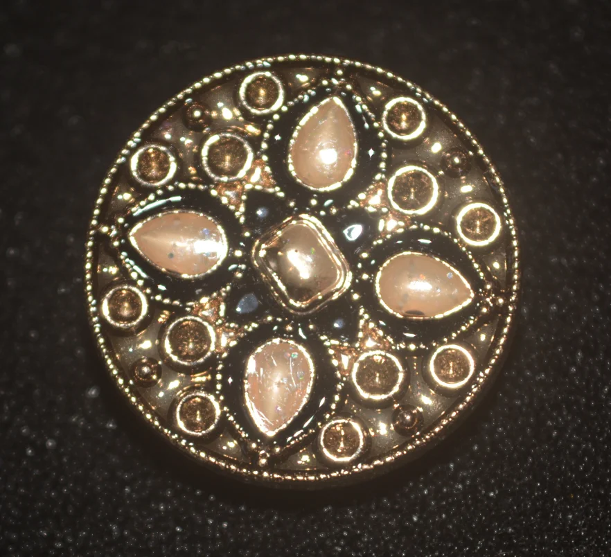 

High quality buttons are exquisite in workmanship and are suitable for coats and hats. Suit, etc.