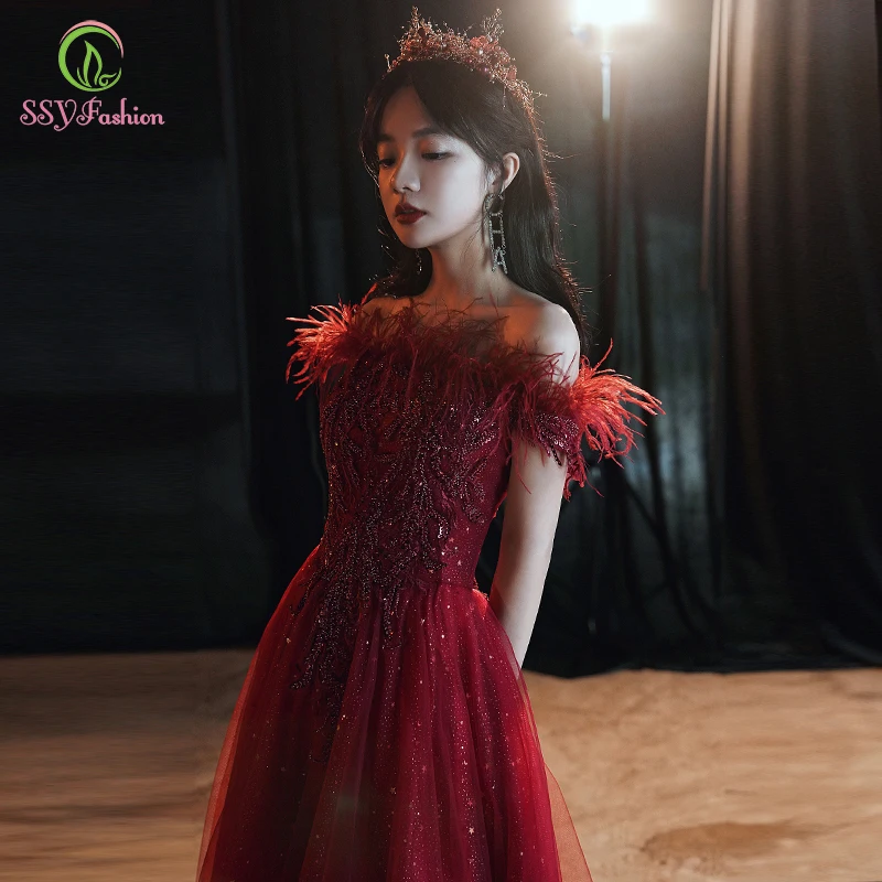 Женское банкетное платье SSYFashion элегантное винно-красное вечернее с перьями