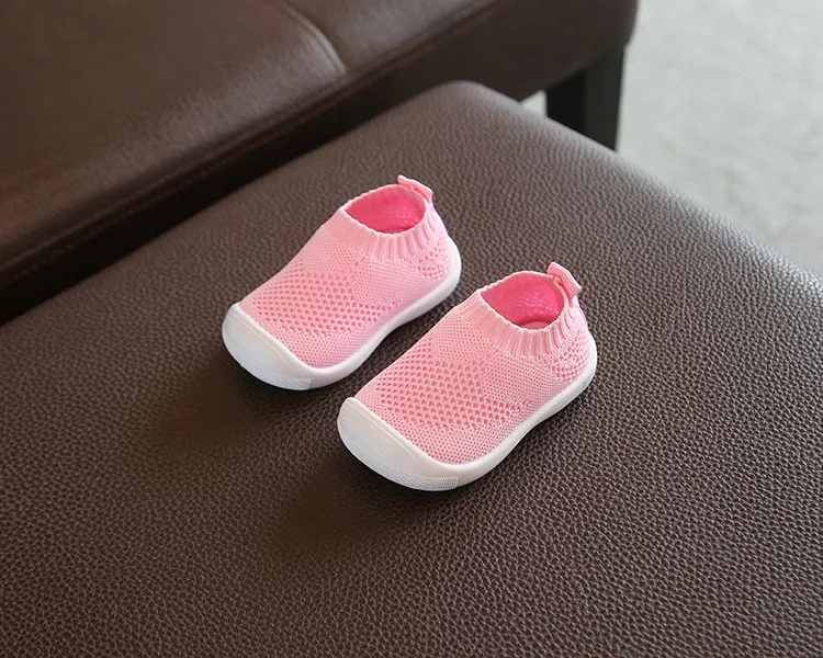 Для маленьких детей, для тех, кто только начинает ходить, дышащие b младенческой малыша обувь девочек мальчиков Повседневное обувь из сетчатого материала; мягкая подошва; Удобная нескользящая обувь; женская обувь