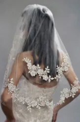 Two Layer European Short Wedding Veils With Comb Soft Tulle Bridal Veils With Romantic Lace Appliques Edge Wedding Accessories