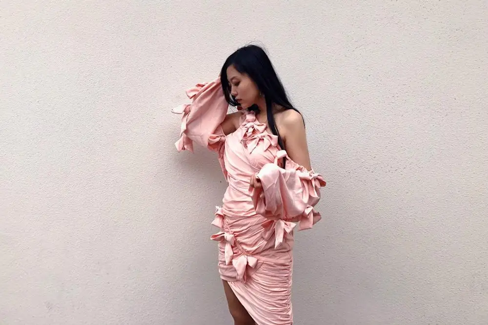 WHITNEY WANG осенне-зимнее модное уличное сексуальное атласное мини-платье на одно плечо с бантом и рюшами женские вечерние платья