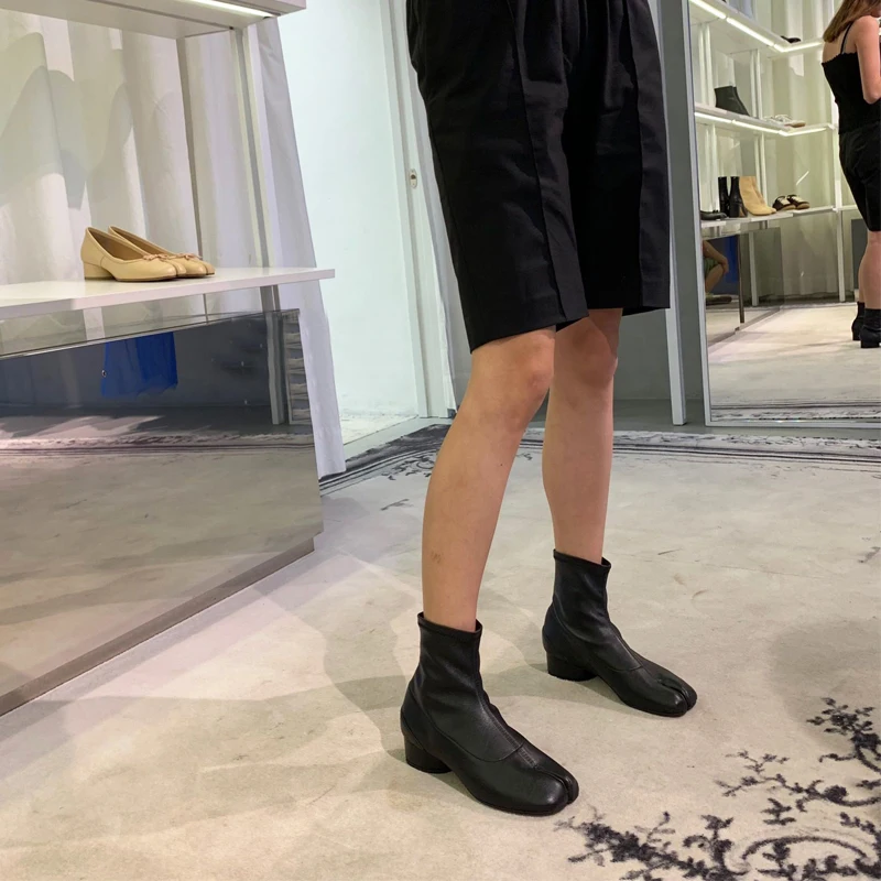 INS/Популярные черные ботильоны с раздельным носком; Женская эластичная Тканевая обувь наивысшего качества; сезон осень-зима; женская обувь; кожаные ботинки ручной работы