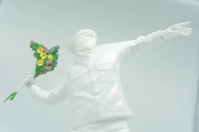 Англия уличное искусство Бэнкси игрушка Медиком метательный цветок бомбардировщик смола скульптура украшение