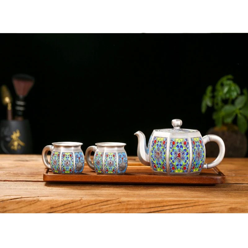 Рисунок 2 - Чайник из серебра 999 пробы в стиле ретро