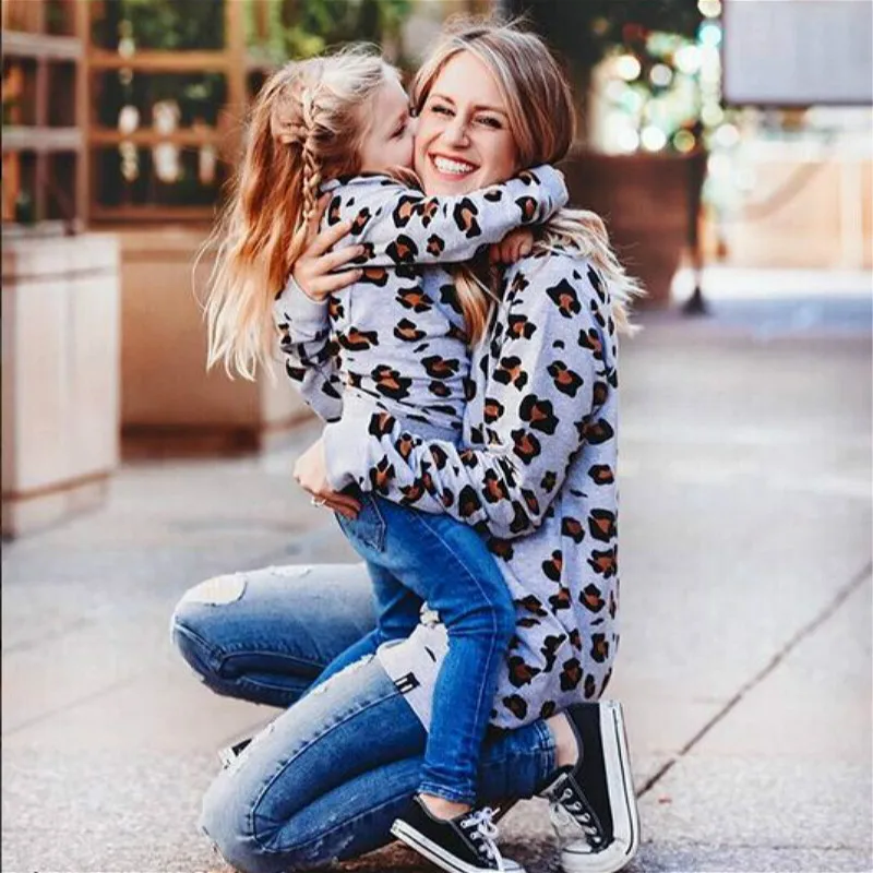 Одежда для мамы и дочки и сына осенний свитер одинаковые комплекты для семьи Леопардовый пуловер для девочек и мальчиков топы