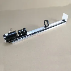 Groupe d'étudiant avec banc optique, équipement d'expérimentation pour imagerie de lentilles convexes optiques physiques en orbite 