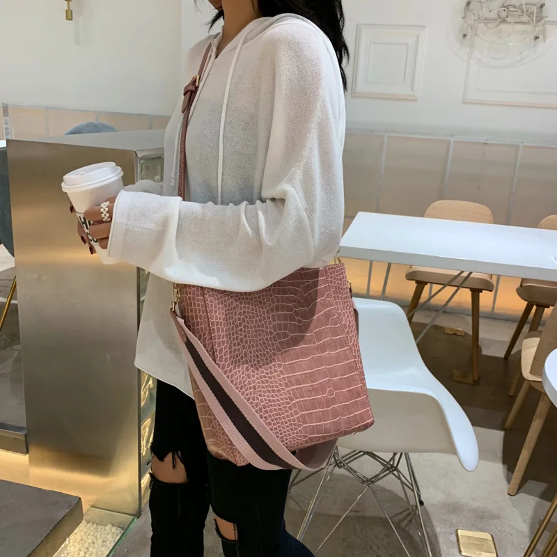 

Women's 2019 Autumn And Winter New Style Crocodile Pattern Picture Shoulder Bag Fashion Simple Bucket Bag Hand Elegant Bag
