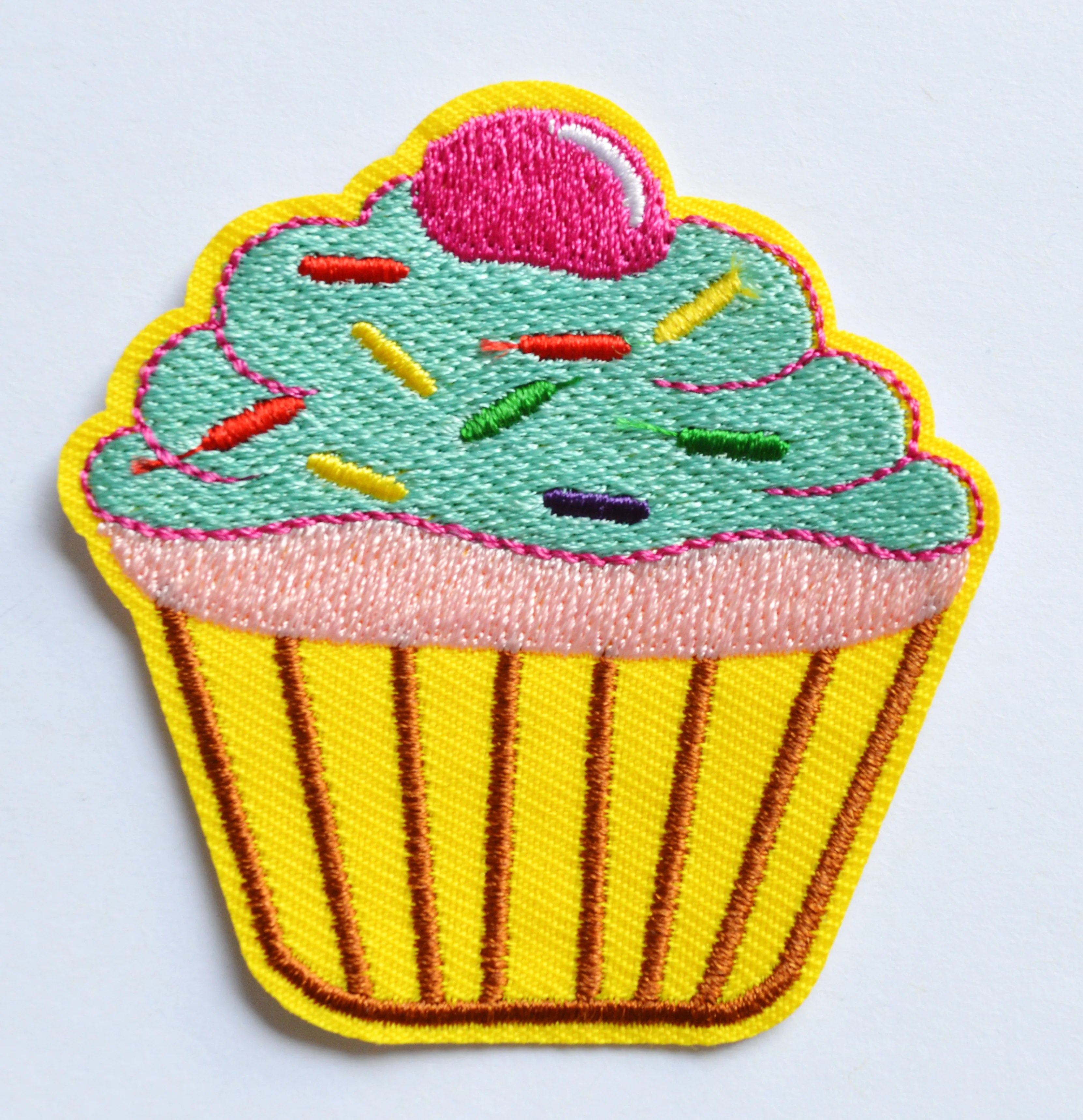 

100x Cupcake retro snack cake sweets fun embroidered applique iron on patch (≈ 6.6 * 6.6 cm)