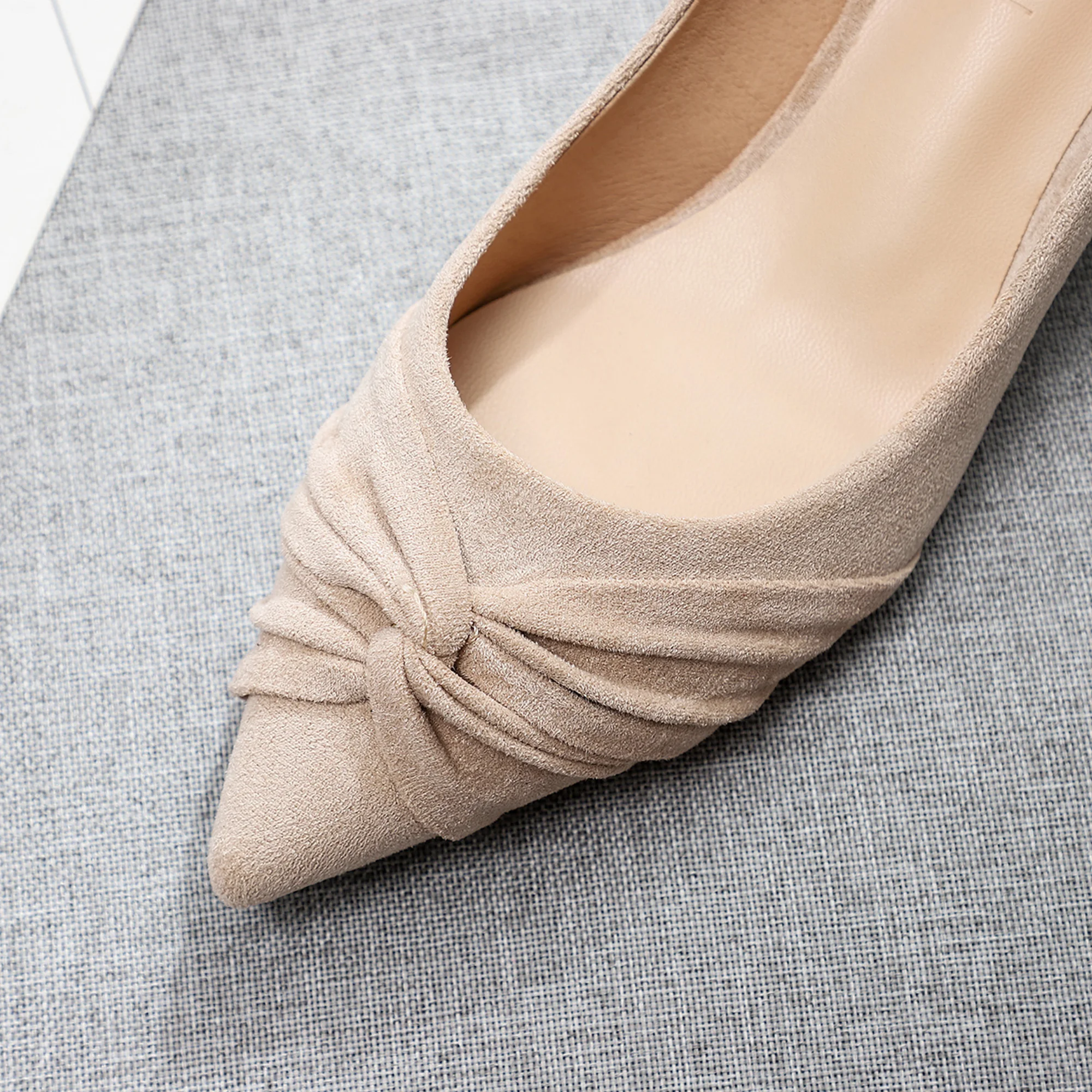 ladies heels 2019 pointed low heel red shoes women high heels 3cm wedding shoes bride low heel stiletto heels sexy Mid-heeled ladies heels 2019 pointed low heel red shoes women high heels 3cm wedding shoes bride low heel stiletto heels sexy Mid-heeled