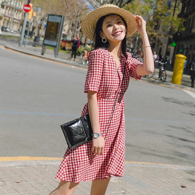 

Photo Shoot INS Literature And Art Hipster Red Plaid V-neck Waist Hugging Slim Fit Big Hemline A- line Short-sleeve Dress Short-