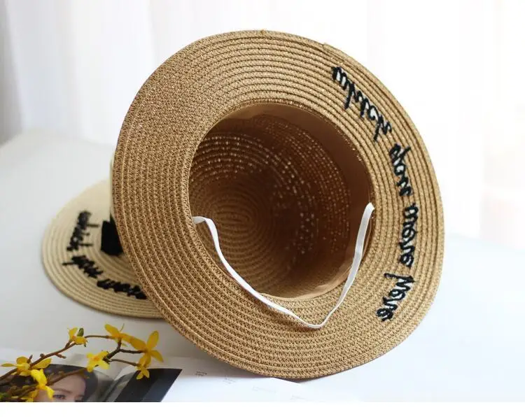 Досуг Стиль шляпа от солнца с вышитыми буквами канотье шляпа летняя лента с закругленным носком и бантом на плоской подошве наивысшего широкие поля, из соломы шляпы Для женщин Панама Fedora