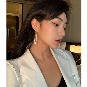 

Retro style elegant round flash diamond flower design pin EAR HOOK EARRING Long Earring