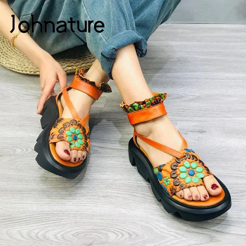 Женские босоножки из натуральной кожи Johnature на платформе с принтом и молнией в