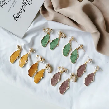 

Clip Earrings Without Piercing Geometric Enamel Green Irregular Hyperbolic Disc Slice Clip on Earrings for Woman No Ears Hole