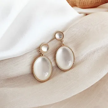 

South Korea New White Moonlight Cat's Eye Stone Earrings French High Sense Small Fresh Eardrop Simple Temperament Female Jewelry