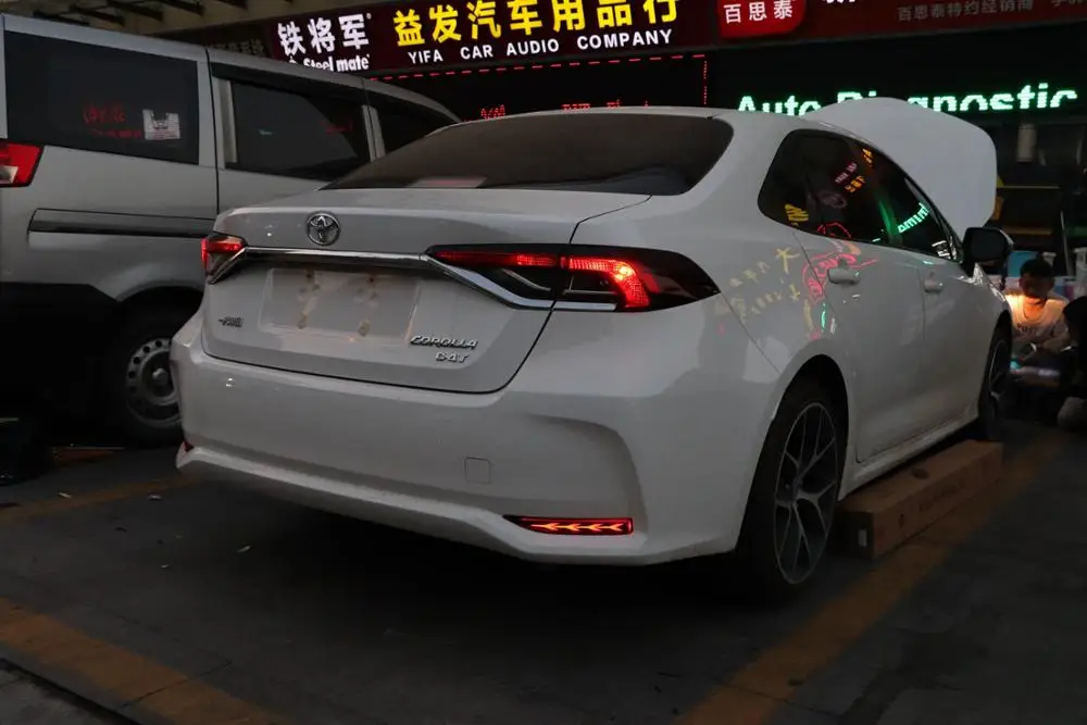 Светодиодный светильник-отражатель заднего бампера для Toyota corolla,(Функция как светильник для вождения, тормозной светильник и светодиодный светильник динамического поворота