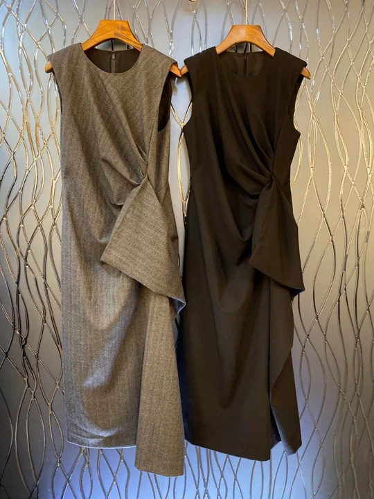 The new autumn and winter women's sleeveless net colored vest dress folds 1103