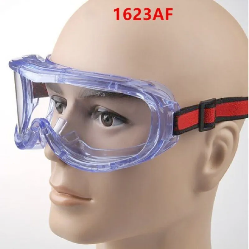 Portées par un utilisateur, les lunettes de sécurité anti-éclaboussures 3M 1623AF assurent protection chimique et anti-buée.