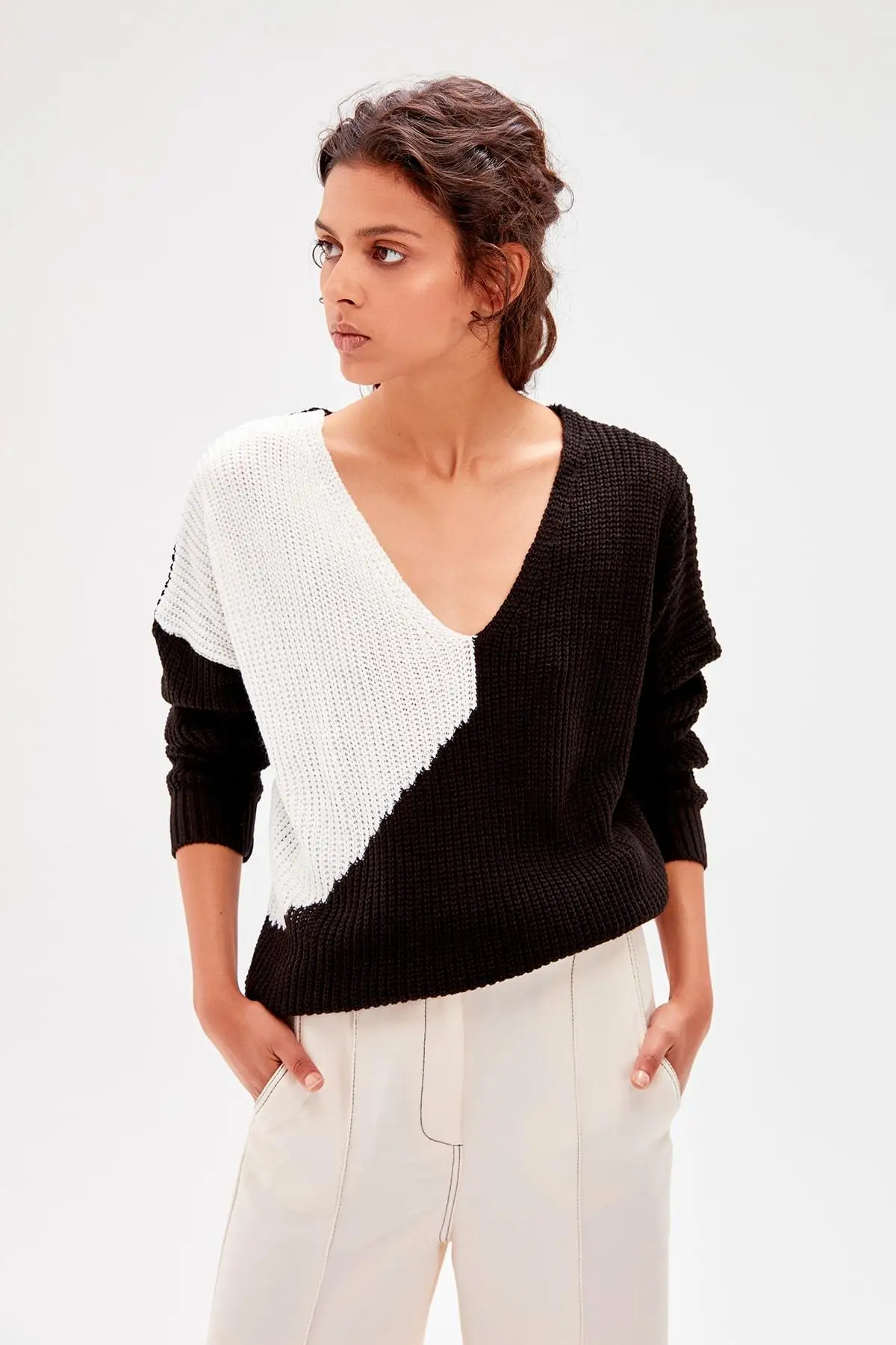 Trendyol Black With Color Block Sweater TWOAW20KZ0117