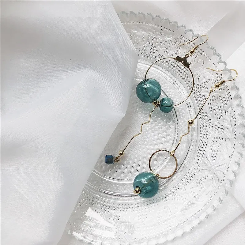 Асимметричные геометрические простые серьги клипсы с зелеными кристаллами для