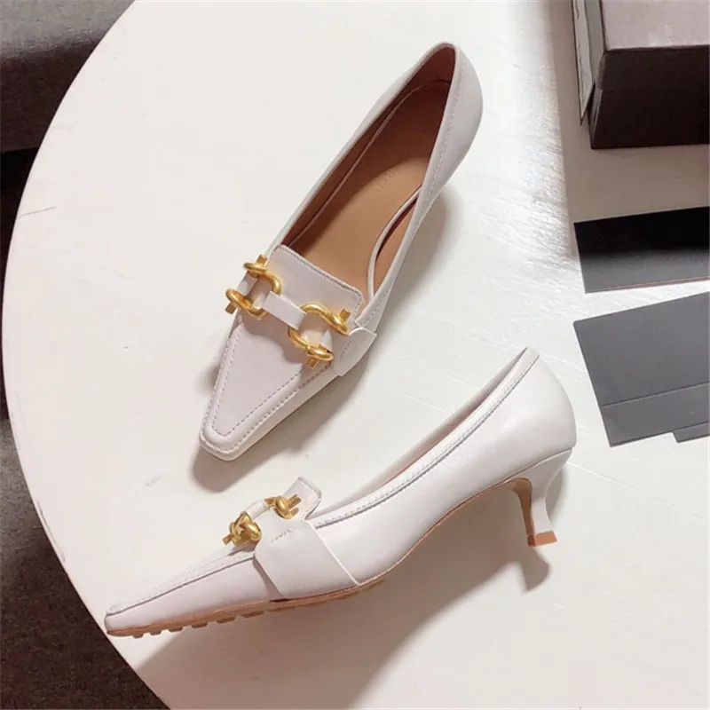 С узором «крокодиловая кожа»; туфли-лодочки Для женщин Элегантный квадратный носок Вечерние обувь металлическая пряжка Обувь на каблуке-рюмочке слипоны тонкие туфли zapatos mujer - Цвет: white