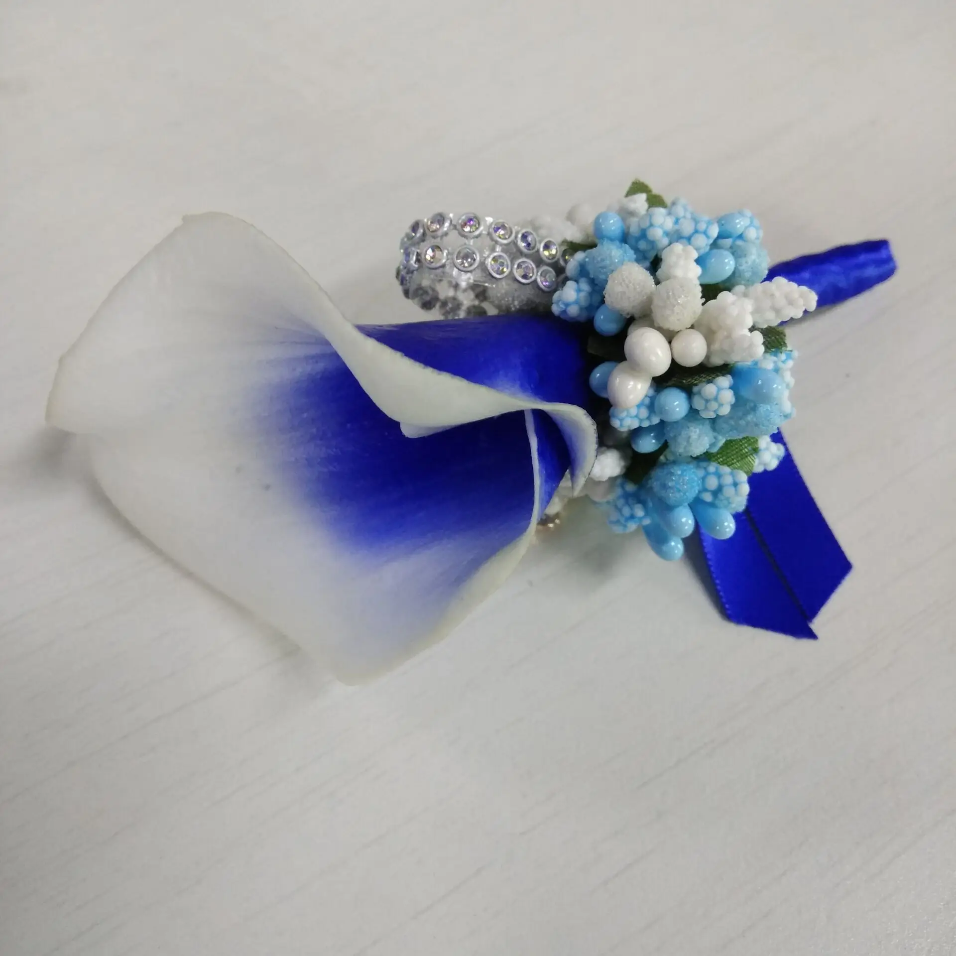 White-blue 1 шт. Свадебный Жених Грум бутоньерка PU Калла Лилия искусственный цветок мужской костюм брошь корсажи новые аксессуары для вечеринки - Цвет: White-blue