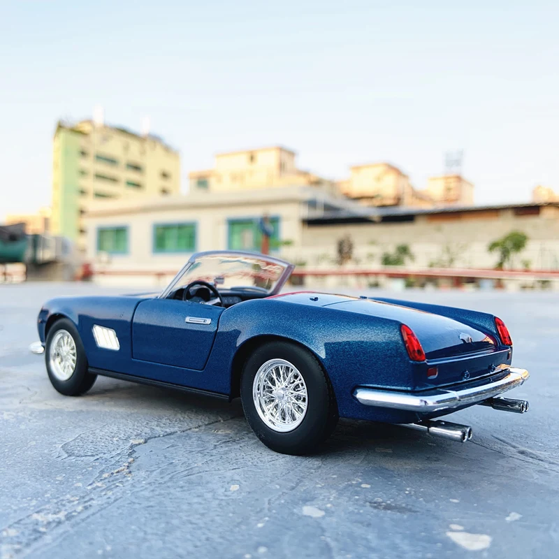 Bburago коллекция Ferrari 250GT 1:24 от производителя Авторизованная модель автомобиля из
