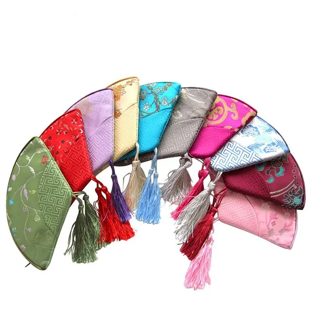 특별한 행사에 화려함을 더하는 팬 모양 클러치 지퍼 가방